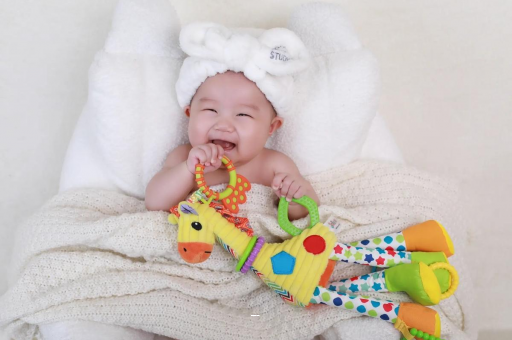 庄河四个月宝宝揉眼睛